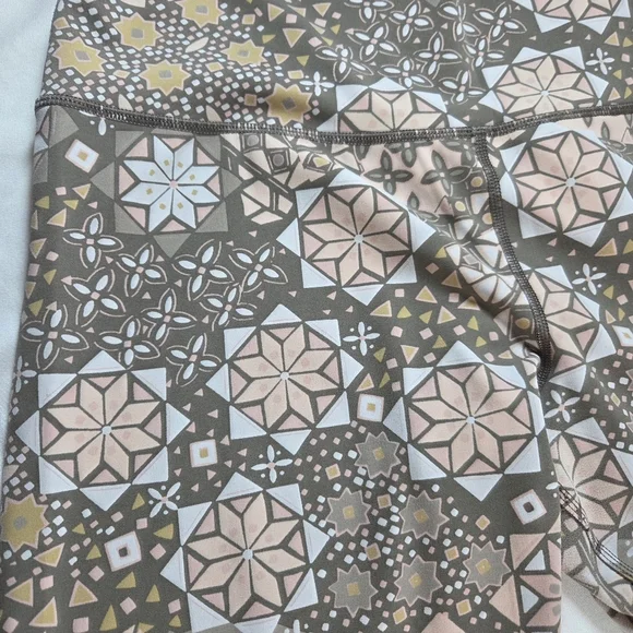 ⭐️Aerie Chill Play Move Leggings with Geometeic Pattern Size XL - Picture 4 of 6
